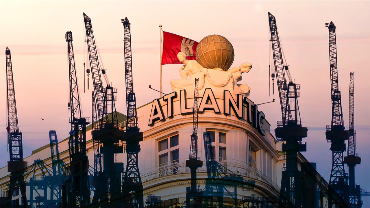 Motiv Hotel Atlantic mit Hafenkränen