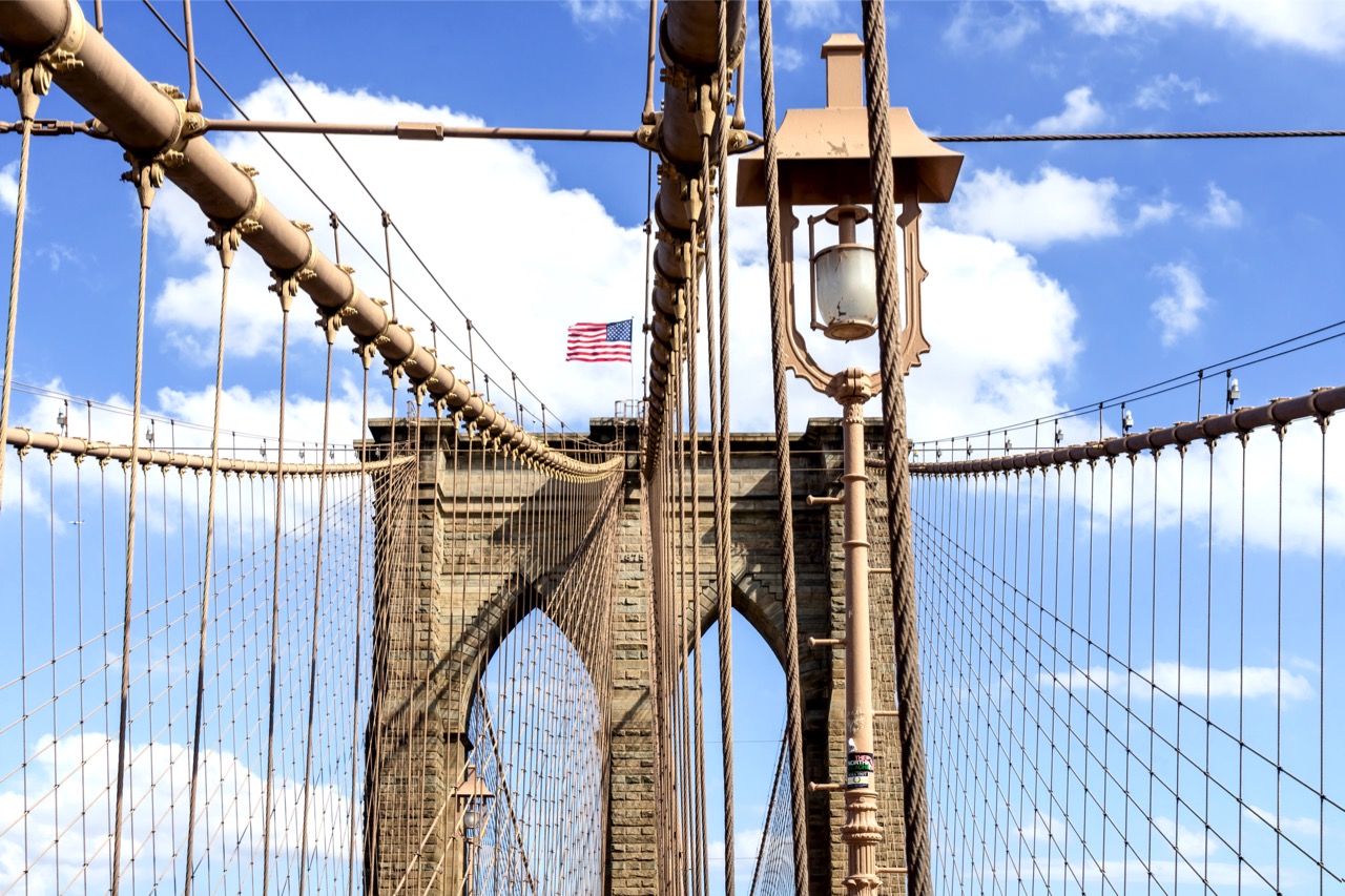 Motiv Brooklyn Bridge with Flag