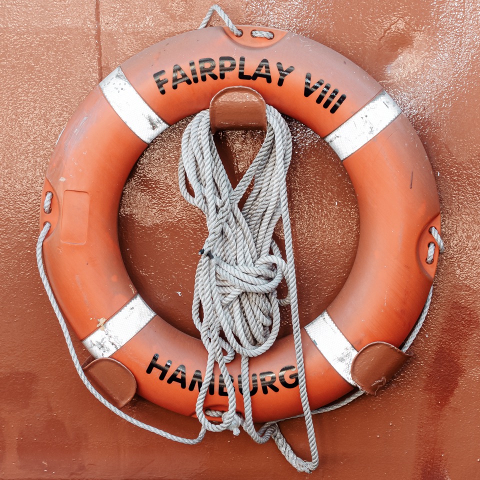 Hamburg Motive Bilder Fotos Fotografie Sandtorhafen Hafencity Schlepper Fairplay Rettungsring
