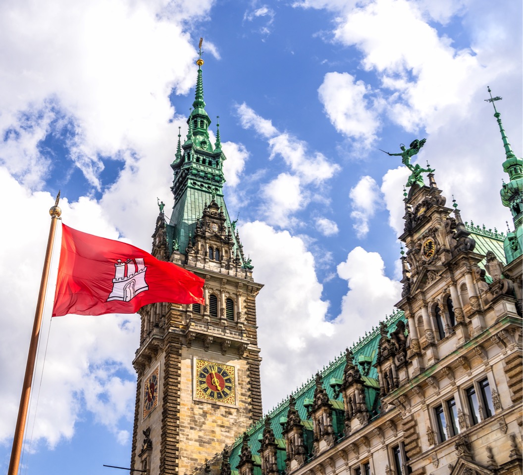 Motiv Rathausturm mit Hamburgflagge