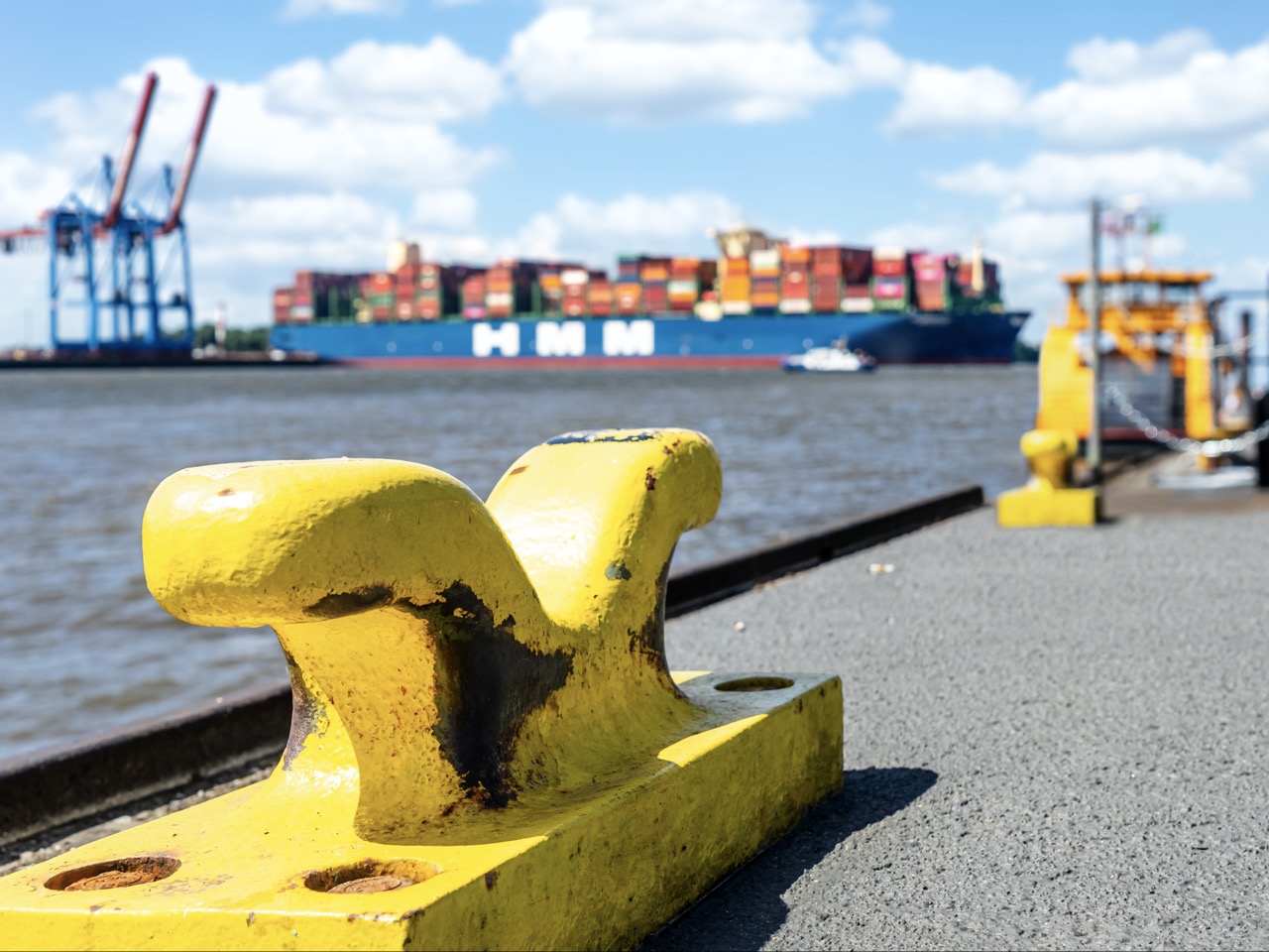 Motiv Gelbe Klampen und Containerschiff