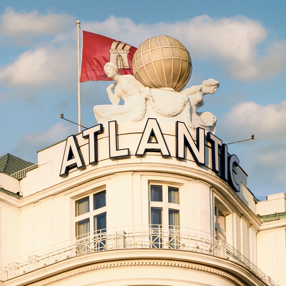Motiv Hotel Atlantic mit Hamburgflagge