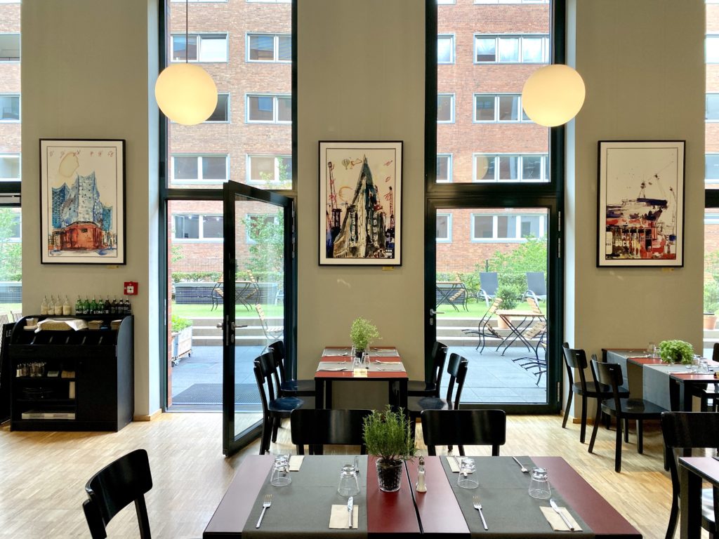 neue Bilder im Cafe Elbfaire Hamburg Hafencity der Fotokünstler Ausstellung Analog meets Digital